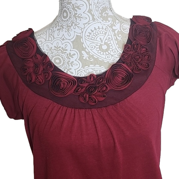 Agenda petite red top with neckline floral embellishments, size PL - Picture 1 of 6